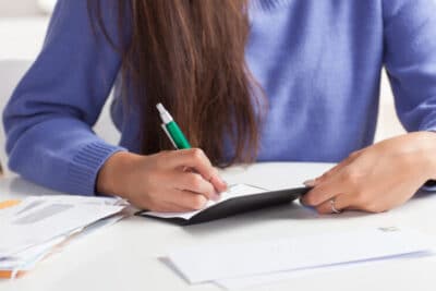 Cómo escribir correctamente un cheque con céntimos y dólares