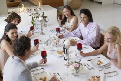 Cómo organizar una fabulosa cena elegante con un presupuesto económico