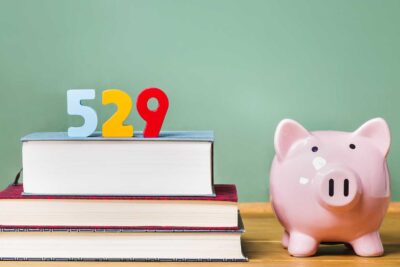 Plan Roth IRA vs.  529: ¿Qué debe usar para ahorrar para la universidad?