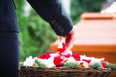 Planificación de un funeral asequible: dónde encontrar ayuda con la financiación de funerales