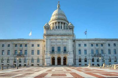 Rhode Island promulga legislación: plan de estudios para escuelas secundarias