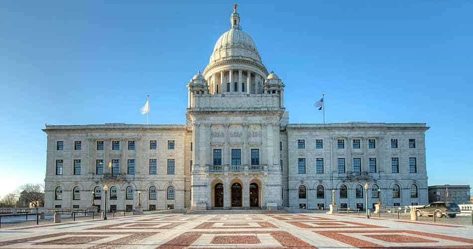 Rhode Island promulga legislación: plan de estudios para escuelas secundarias