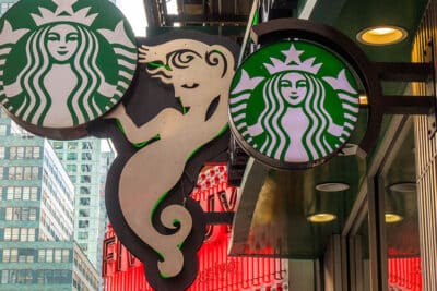 Starbucks acaba de lanzar una nueva tarjeta Visa Rewards: descubra por qué debe evitarla