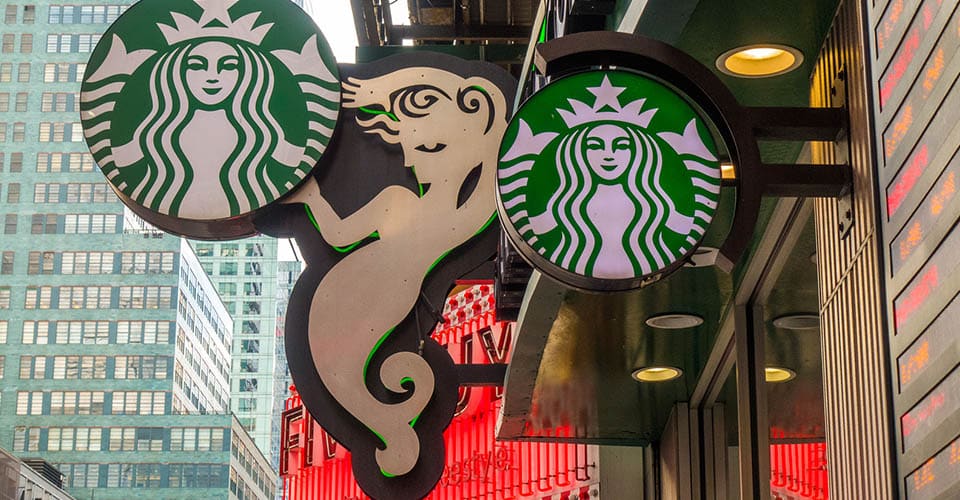 Starbucks acaba de lanzar una nueva tarjeta Visa Rewards: descubra por qué debe evitarla