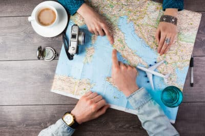 Viajeros revisando alternativas: la guía definitiva