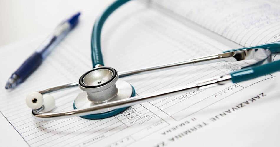 ¿Cuál es la deuda promedio de la escuela de medicina en 2022?