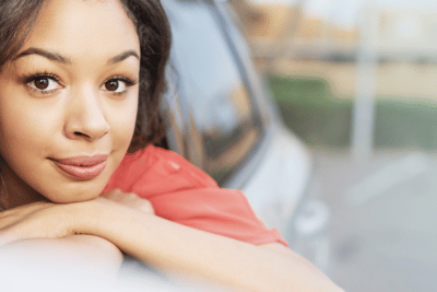 ¿Debo comprar un coche con dinero en efectivo o un préstamo?  ¿Qué es mejor?