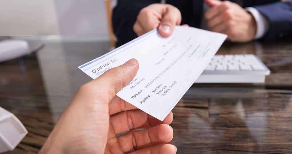 ¿Puedo hacerme un cheque a mí mismo?