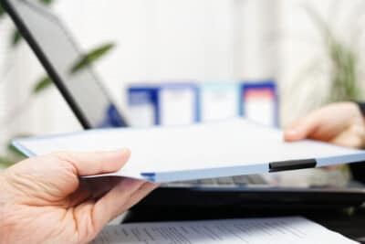 ¿Qué es una carpeta de seguros y la necesitas?
