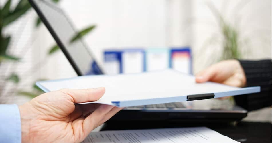 ¿Qué es una carpeta de seguros y la necesitas?