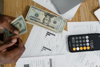 ¿Qué son los ingresos brutos mensuales? (y 4 formas de calcularlo)
