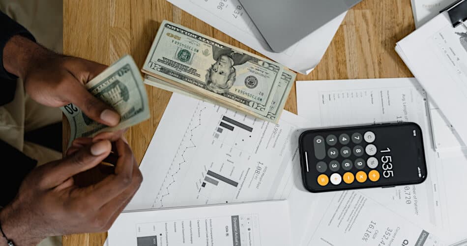 ¿Qué son los ingresos brutos mensuales? (y 4 formas de calcularlo)