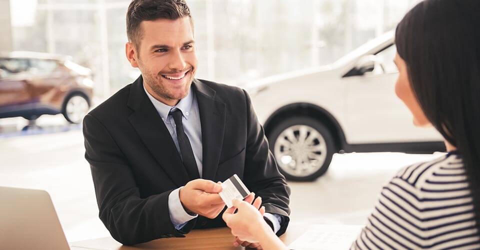 ¿Se puede comprar un coche con tarjeta de crédito?