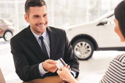 ¿Se puede comprar un coche con tarjeta de débito?
