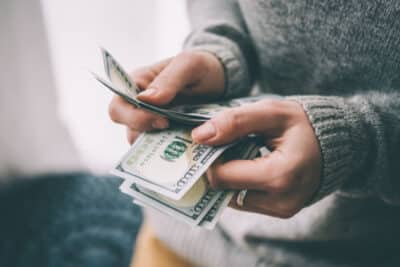 20 dólares por hora, ¿cuánto cuesta al año?