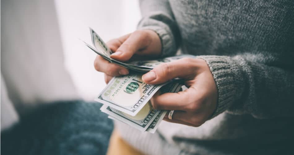 20 dólares por hora, ¿cuánto cuesta al año?