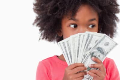 7 formas prácticas de enseñar a los niños el valor del dinero