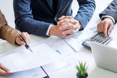 Accionista vs. Interesado: Diferencias clave y ejemplos