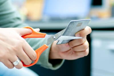Cómo destruir las tarjetas de crédito metálicas