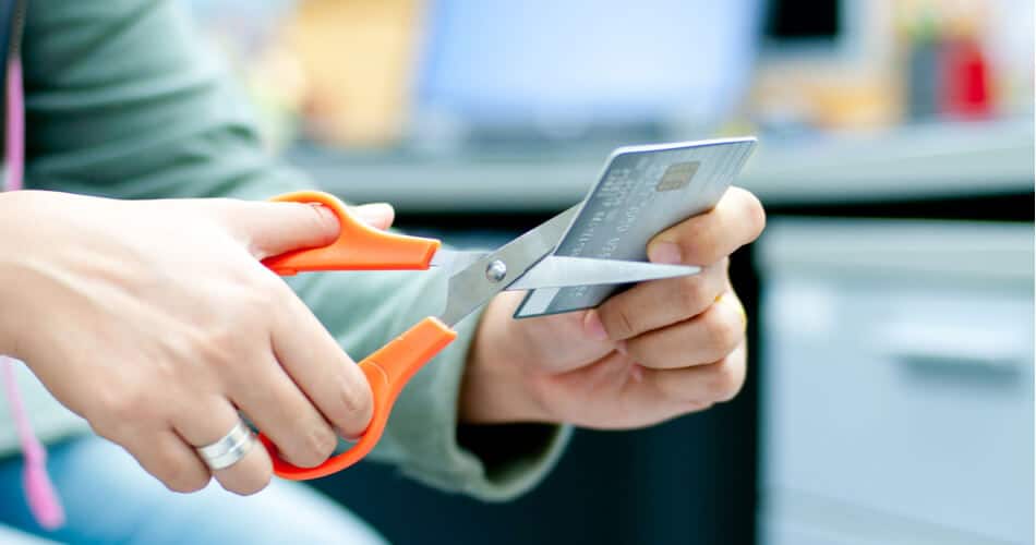 Cómo destruir las tarjetas de crédito metálicas