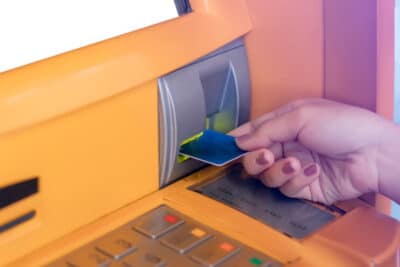 Cómo retirar dinero de PayPal con (y sin) una cuenta bancaria