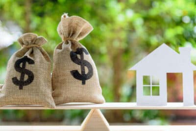 Refinanciación en efectivo vs. HELOC: ¿Qué es mejor?