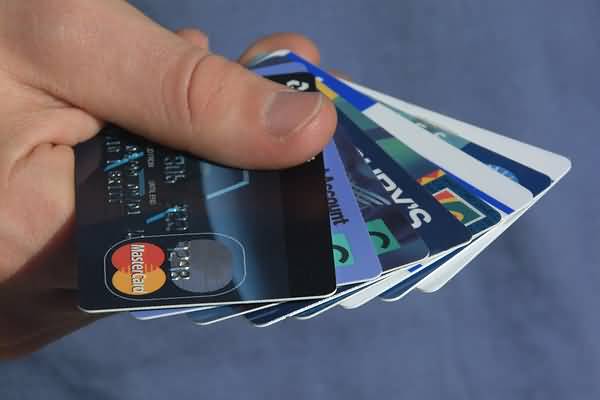 Utilizar la tarjeta de crédito y mantener una alta puntuación de crédito