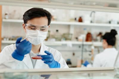 ¿Cuál es la deuda media de las facultades de farmacia en 2022?
