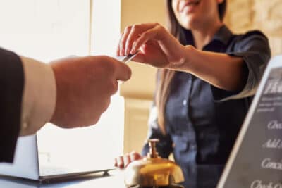 ¿Cuándo cargan los hoteles tu tarjeta de crédito?