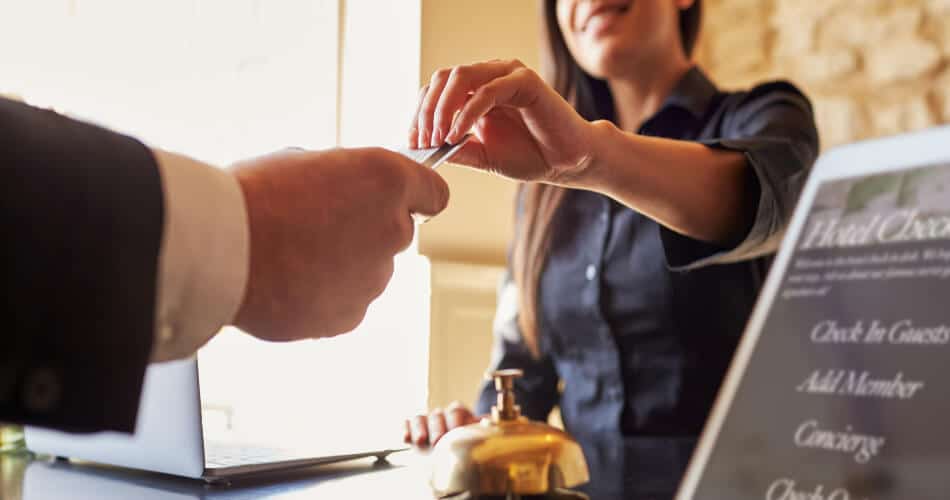 ¿Cuándo cargan los hoteles tu tarjeta de crédito?