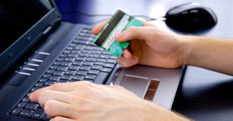 ¿Cuándo informa Discover a las agencias de crédito?