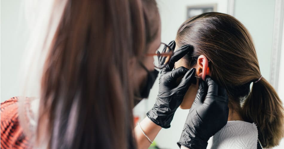 ¿Cuánto cuesta hacerse un piercing en las orejas?