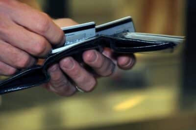 ¿Por qué tantos estadounidenses tienen tarjetas de crédito?