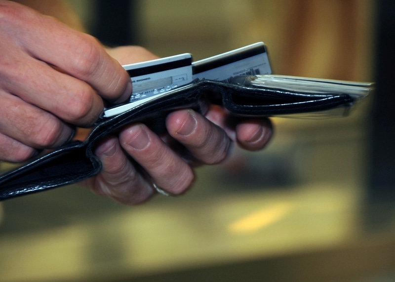 ¿Por qué tantos estadounidenses tienen tarjetas de crédito?
