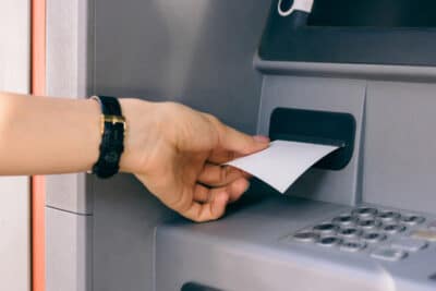 ¿Puedes depositar un giro postal en un cajero automático?