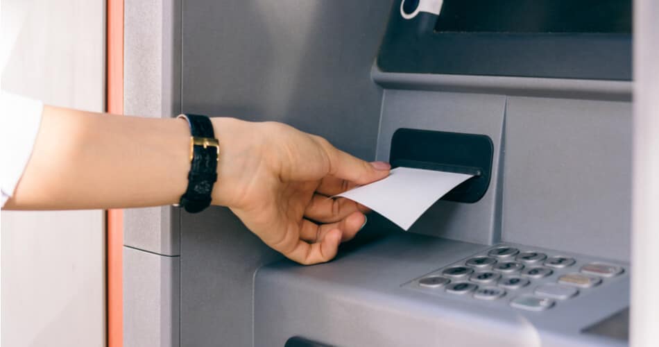 ¿Puedes depositar un giro postal en un cajero automático?