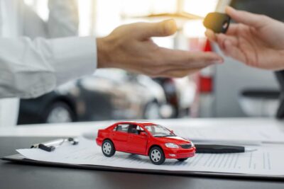 ¿Puedo asegurar un coche que no está a mi nombre?