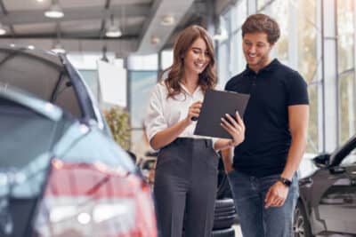 ¿Qué edad hay que tener para comprar un coche?