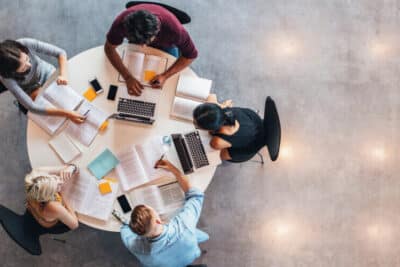 ¿Qué empresas están en el campo de las industrias básicas?