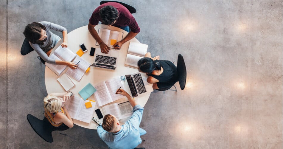 ¿Qué empresas están en el campo de las industrias básicas?