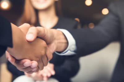 ¿Qué es un abrazo de oso en los negocios?