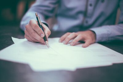 ¿Qué es una cláusula adicional de la FHA y estás obligado a firmarla?
