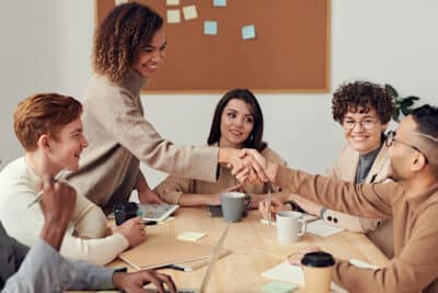 ¿Qué es una prima de retención? Significado y ejemplos