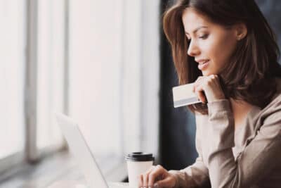 ¿Se puede comprar un giro postal con una tarjeta de crédito?